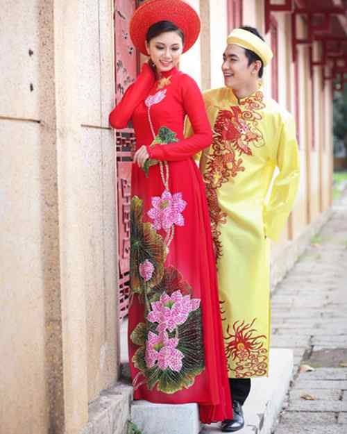 黄色いアオザイを着たベトナム人男性と女性